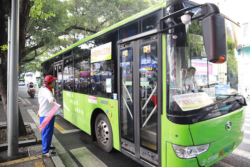 “五一”首日我市迎來旅游高峰，柳州公交  運送旅客30萬+.